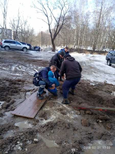 В Выборге Ленинградской области ребенок во дворе дома провалился в “болото” 13