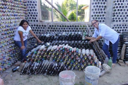 Юрист из Боливии улучшает жизнь людей, строя дома для нуждающихся из пластмассовых бутылок (6 фото) 37