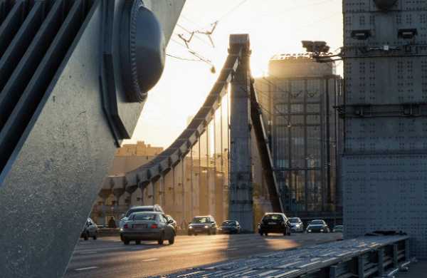Мужик взобрался на Крымский мост в Москве 1