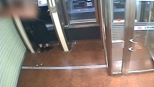 Правонарушитель грабит даму у банкомата, но потом, увидев остаток на её счёте, с широкой ухмылкой возвращает ей все средства (14 фото) 1