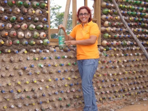 Юрист из Боливии улучшает жизнь людей, строя дома для нуждающихся из пластмассовых бутылок (6 фото) 35