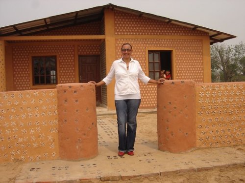 Юрист из Боливии улучшает жизнь людей, строя дома для нуждающихся из пластмассовых бутылок (6 фото) 27
