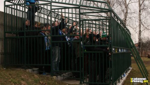 Человечий зоопарк – футбольные поклонники обязаны глядеть матч, сидя в железной клеточке (3 фото + видео) 17