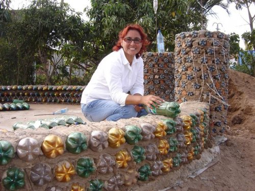 Юрист из Боливии улучшает жизнь людей, строя дома для нуждающихся из пластмассовых бутылок (6 фото) 33