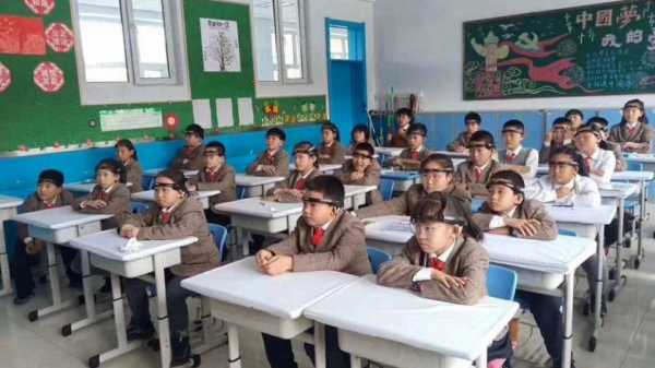 На китайских школьников надевают электронные обручи, чтобы улучшить внимательность