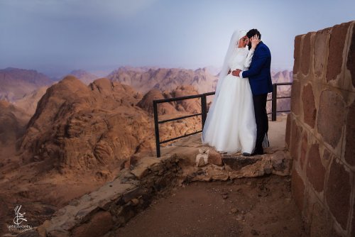 Жених и невеста поднялись в горы на 2200 метров, чтобы сделать потрясающую фотосессию (8 фото) 1