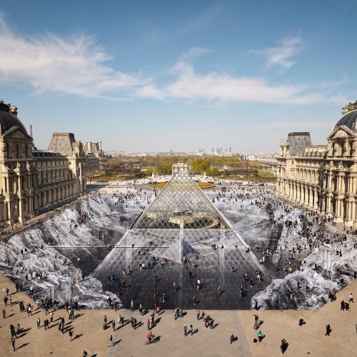 Уличный художник превратил пирамиду Лувра в невероятную оптическую иллюзию (6 фото)