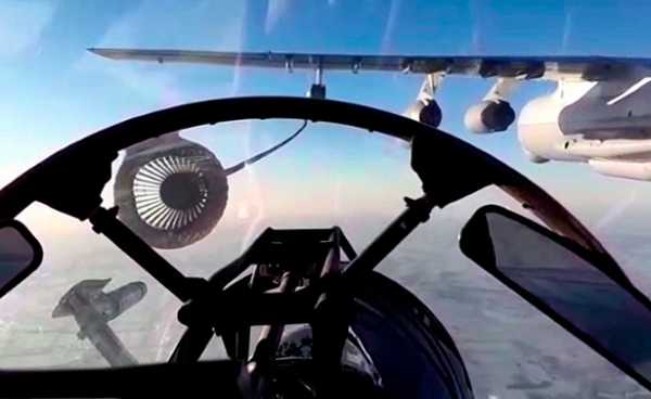 Су-30СМ и Су-34 одновременно дозаправляются в воздухе: кадры маневров в небе над Кубанью