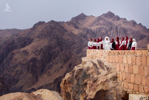 Жених и невеста поднялись в горы на 2200 метров, чтобы сделать потрясающую фотосессию (8 фото) 37