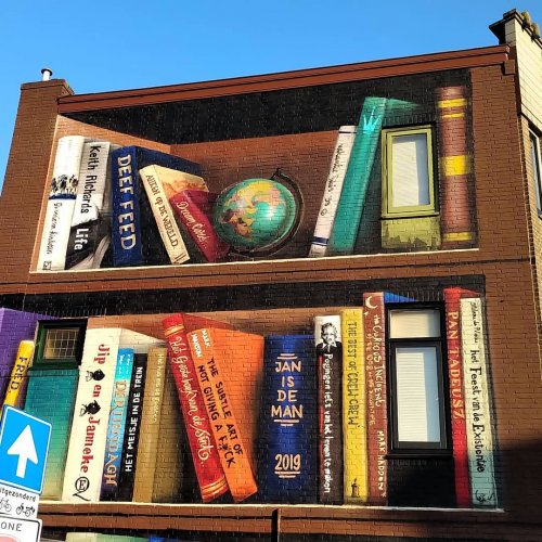 Уличные художники превратили жилой дом в Утрехте в книжный стеллаж (5 фото)