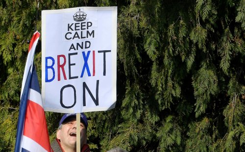 Британский парламент утвердил закон об отсрочке Brexit 13
