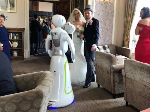 Жених и невеста наняли робота-фотографа на свадьбу (4 фото + видео)