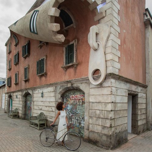 Британский скульптор "расстегнул" здание в Милане (7 фото)