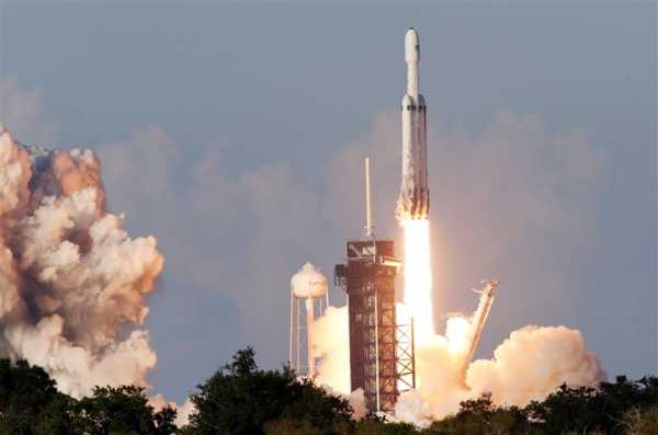 Ракета Falcon Heavy вывела на орбиту спутник Arabsat-6A. Это ее первый коммерческий запуск