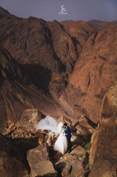 Жених и невеста поднялись в горы на 2200 метров, чтобы сделать потрясающую фотосессию (8 фото) 39