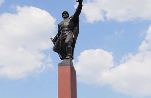 Часть монумента «Победа» обрушилась на Украине 7