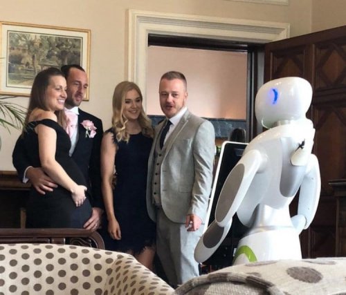 Жених и невеста наняли робота-фотографа на свадьбу (4 фото + видео)