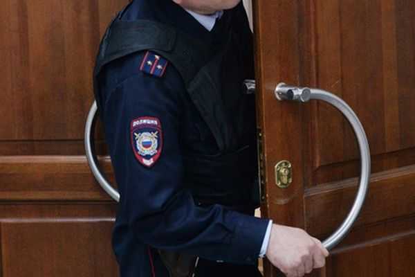 Упавший в судорогах на приговоре офицер МВД избежал наказания за мошенничество 7