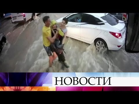 В Севастополе во время недавнего циклона бурные потоки чуть не унесли ребенка под колеса автомобиля.
