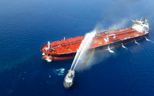 США направили эсминец к месту подрыва двух танкеров в Оманском заливе