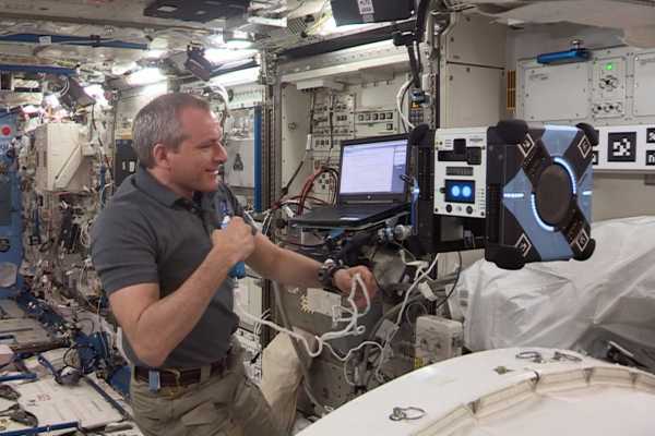 Робот-помощник астронавтов Astrobee совершил первый полет по отсекам МКС