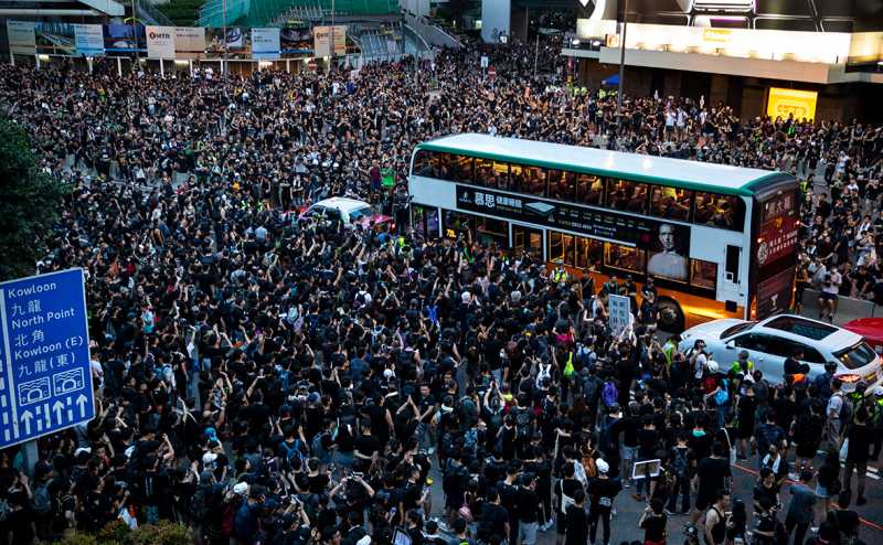 Сотни тысяч гонконгцев вышли на акции протеста против сужения их прав
