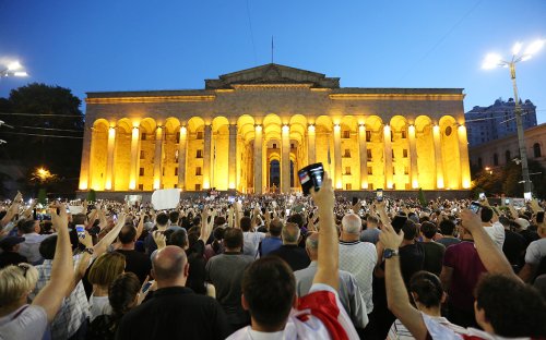 В Тбилиси протестующие отказались расходиться после уступок от властей