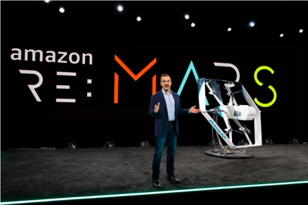 Amazon запатентовала технологию слежки за людьми с помощью дронов-курьеров