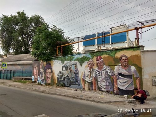 В Симферополе, на стене, через которую Шурик в "Кавказской пленнице" убегал из психбольницы, появился стрит-арт, посвящённый фильму (2 фото)