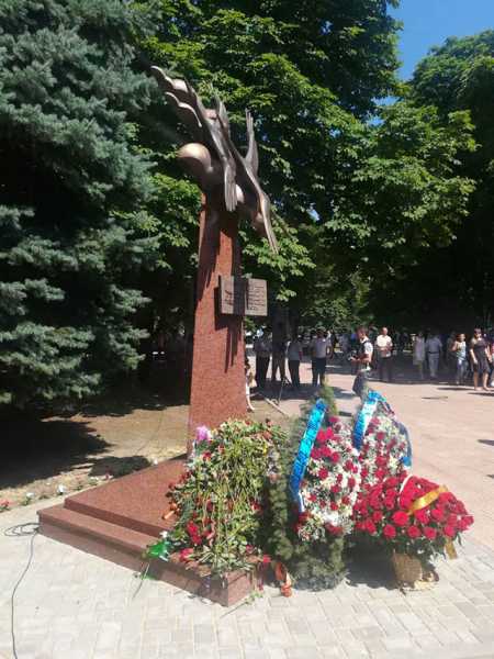В Луганске открыли памятник погибшим пять лет назад российским журналистам