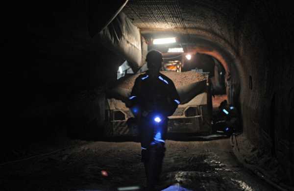 Около 100 горняков эвакуируют из шахты в Кузбассе из-за сбоя в системе вентиляции