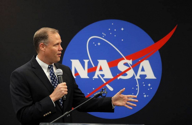 Глава NASA заявил о необходимости вести поиски жизни на Марсе 7