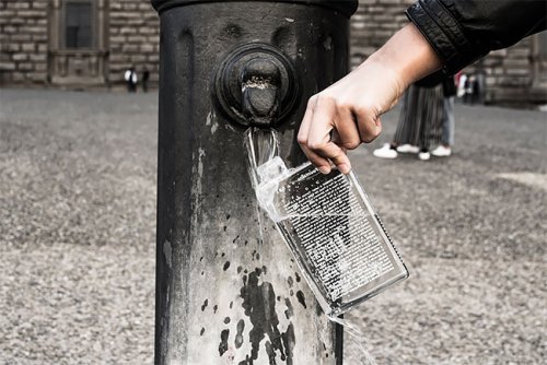 Модельер разработал безупречную бутылку для туристов: она показывает, где в городке можно отыскать питьевой фонтанчик (девяти фотографией) 39