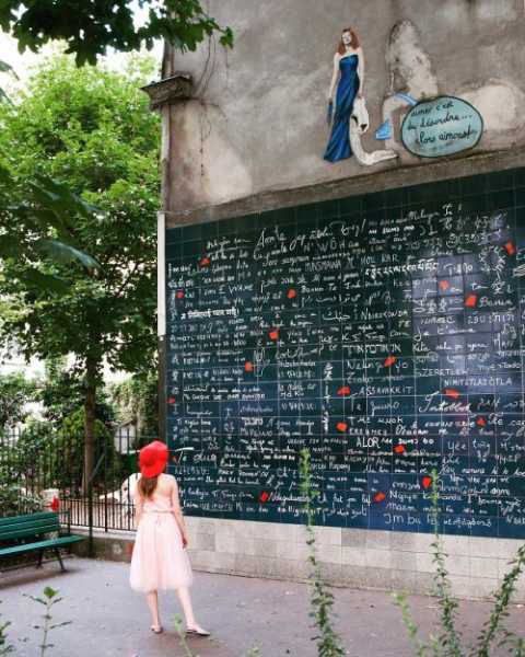 Парижская стенка, на которой фраза "я тебя люблю" написана на 311 языках (5 фото) 25