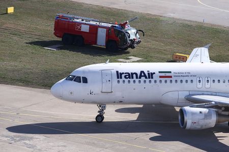 Названа причина возгорания пассажирского самолета в Иране 7