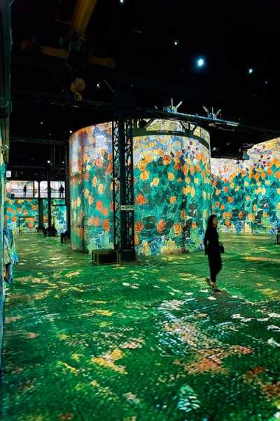 Неповторимая аудиовизуальная выставка, позволяющая ощутить себя снутри картин Ван Гога (23 фото) 101
